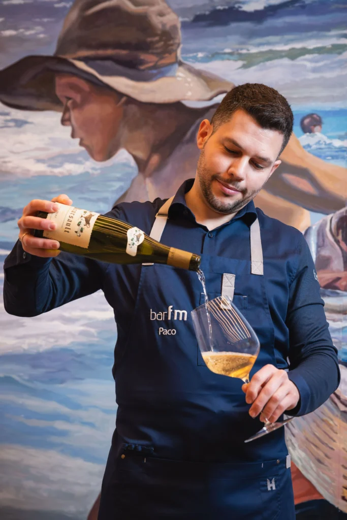 Francisco Martín, sumiller de Bar FM en Granada, con una de las mejores cartas de vinos y champagnes de España