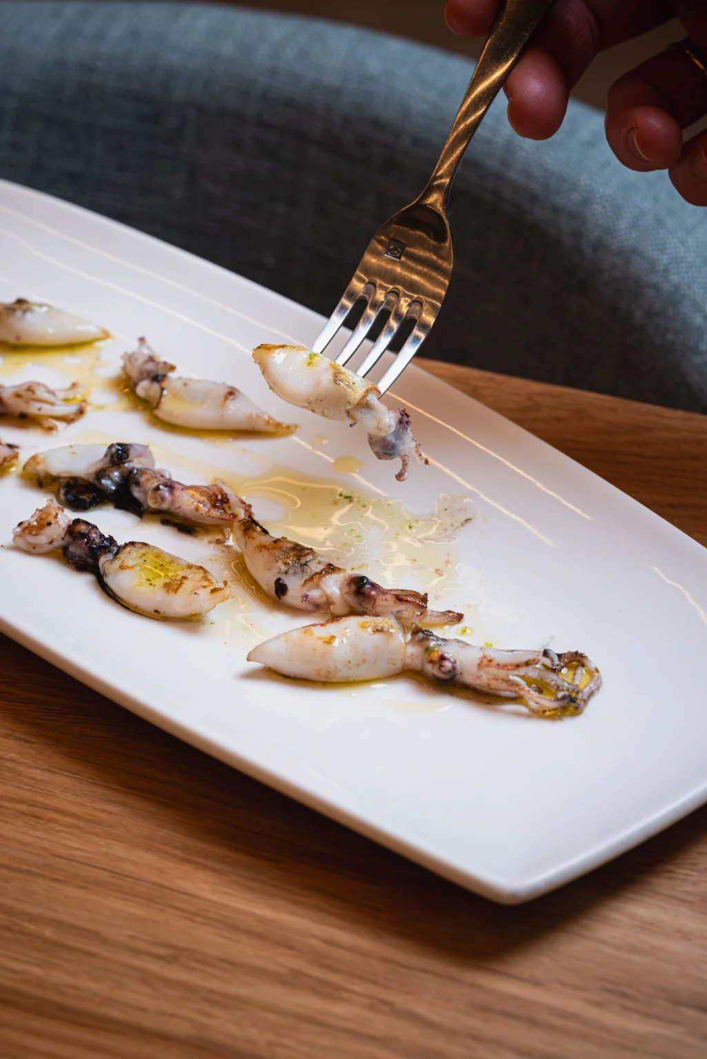Puntillita de calamar de Motril a la plancha servida en Bar FM Granada, restaurante especializado en pescado y marisco fresco de la costa