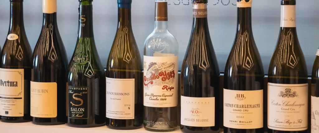 Selección de champagne y vinos en mesa de Bar FM restaurante en Granada