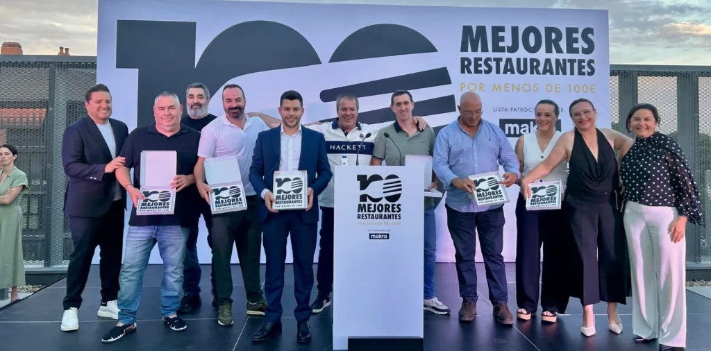 Representantes de Bar FM recogiendo el premio al mejor restaurante de pescado y marisco en la lista de los 100 mejores restaurantes de España por menos de 100 euros.