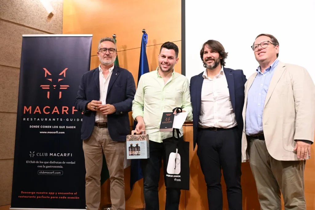 Bar FM recibe el reconocimiento como mejor restaurante de Granada en la gala de la Guía Macarfi
