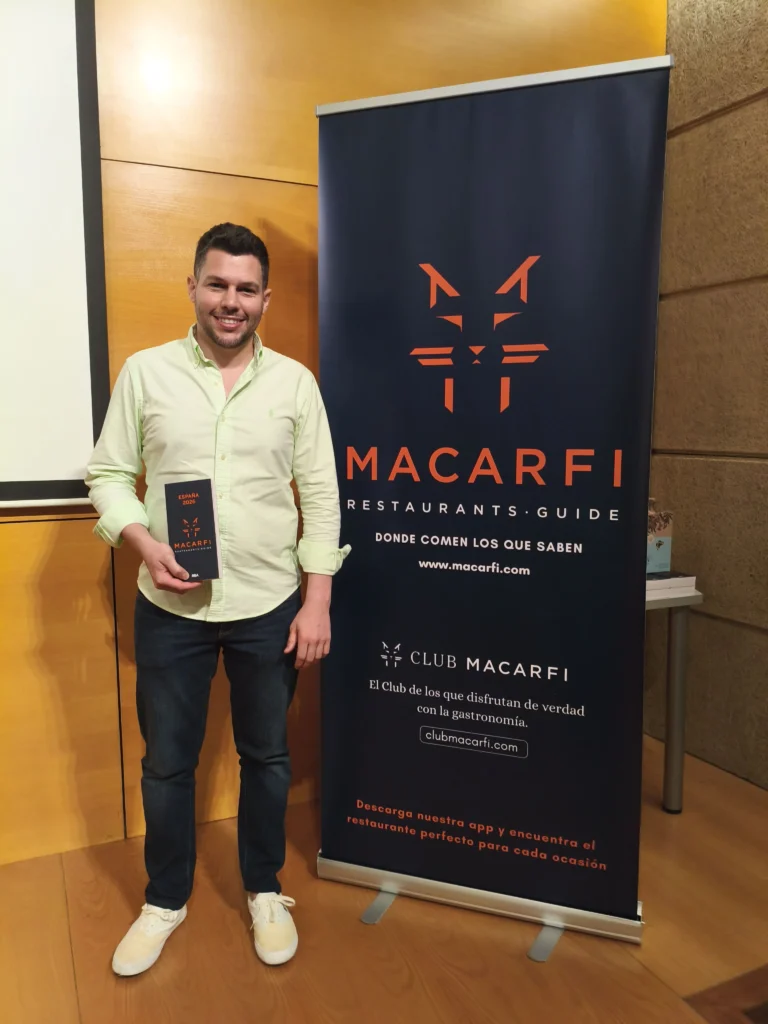 Entrega del distintivo de la Guía Macarfi 2026 a Bar FM en Granada