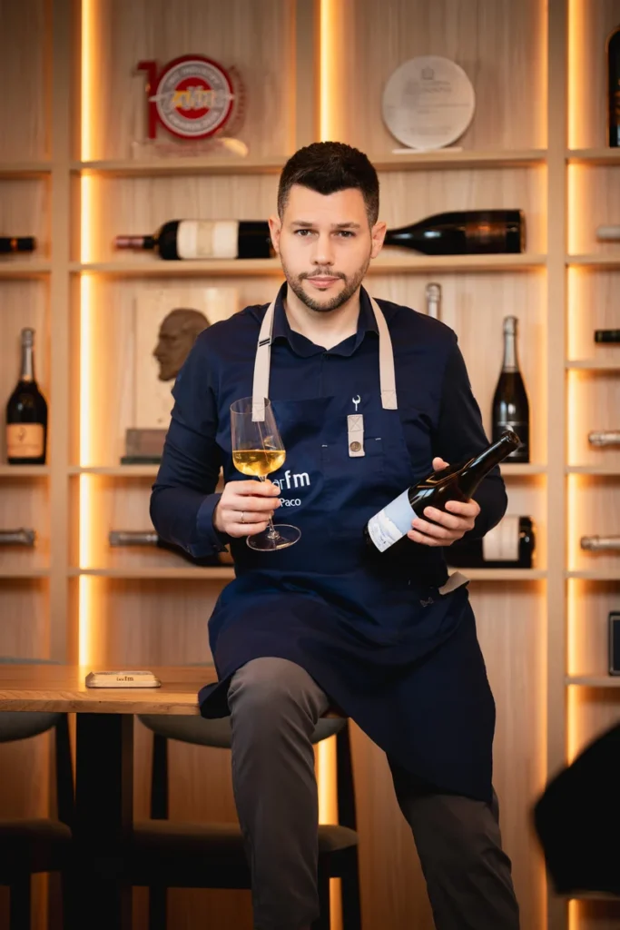 Francisco Martín, sumiller de Bar FM Granada, durante una cata de vino