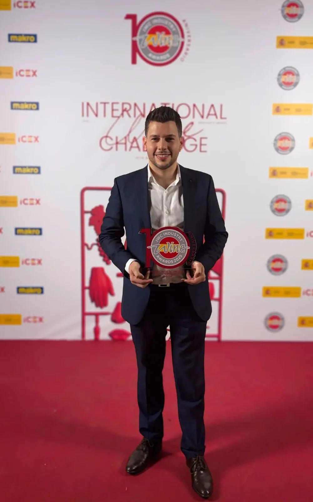 Representante de Bar FM Granada recogiendo el premio a Mejor Carta de Vinos en Restaurante 2025 en la gala International Wine Challenge