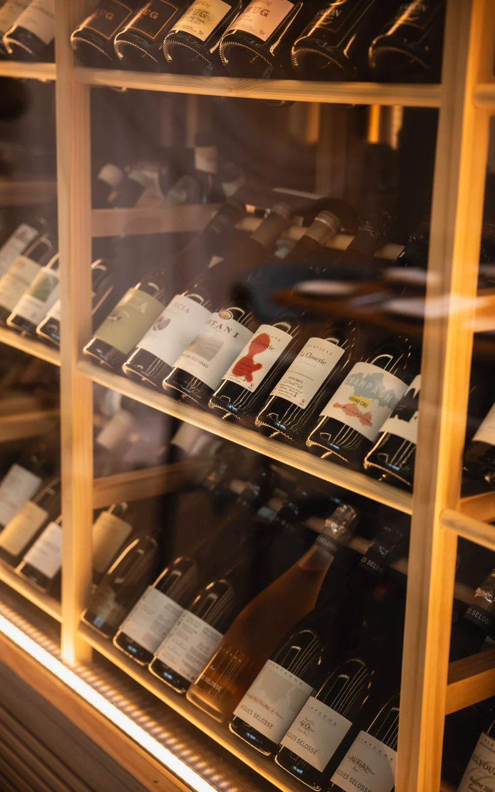 Vinoteca de Bar FM en Granada con botellas de champagne de productores de culto como Jacques Selosse y Jérôme Prévost